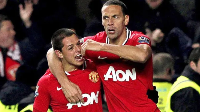 Chicharito y Ferdinand festejan un gol con el Manchester United