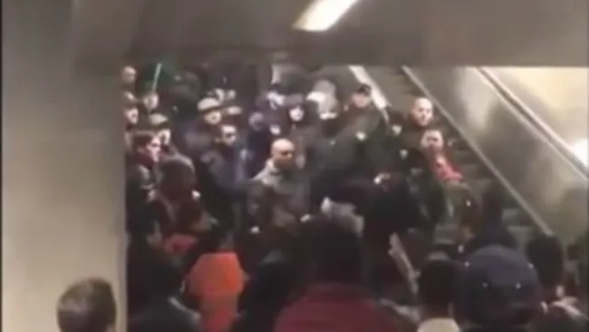 Aficionados de Besiktas y de Nápoles se enfrentan en una estación de Metro
