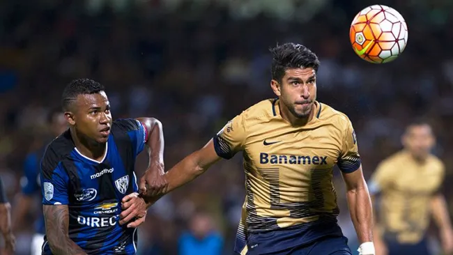 Herrera busca el balón en juego contra Independiente del Valle 