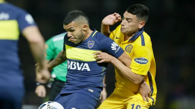 Tévez intenta proteger el balón durante el juego entre Boca y Rosario Central