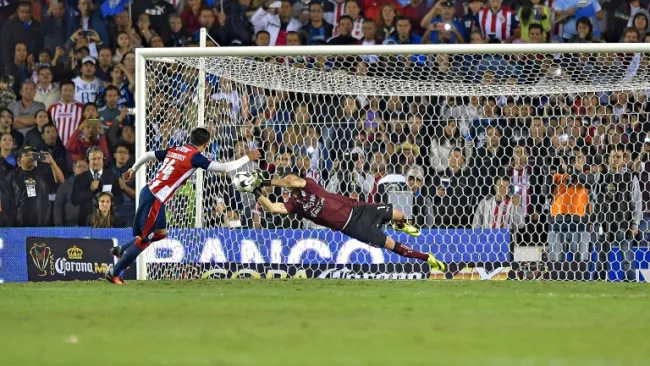 Tiago Volpi ataja un penalti