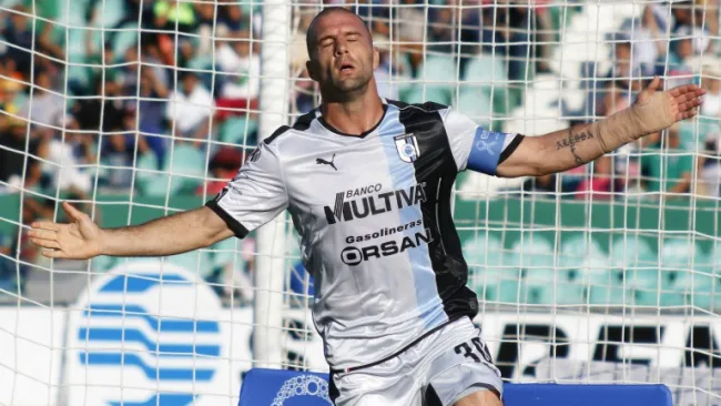 Emanuel Villa festeja un gol con Gallos