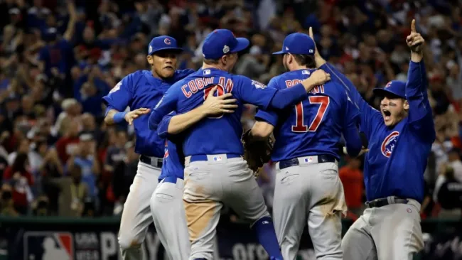 Jugadores de Chicago Cubs festejan tras el triunfo