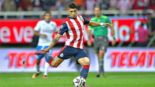 Momento en que Alan Pulido cobra un penalti