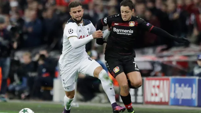 Chicharito pelea un balón en juego contra Tottenham