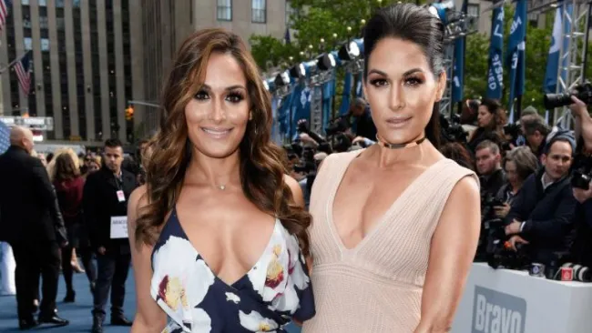 Las hermanas Bella posan en la entrada de un evento