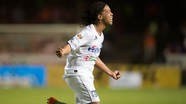 Ronaldinho festeja anotación con Gallos Blancos 