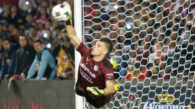 Tiago Volpi ataja un penalti en la Final de Copa MX