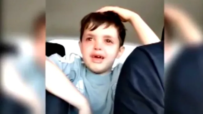 Niño se queja con sus padres porque le toca ser portero