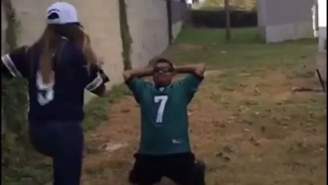 Mujer da una patada a sus 'partes nobles' a su esposo