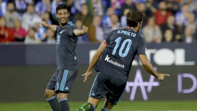 Vela festeja un gol de Prieto en un partido de la Real Sociedad