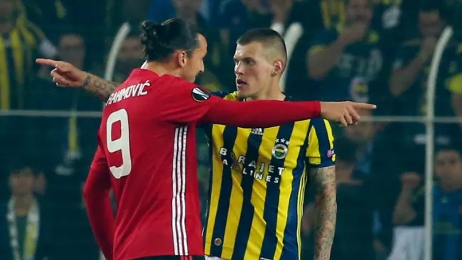 Zlatan Ibrahimovic discute con un jugador del Fenerbahce