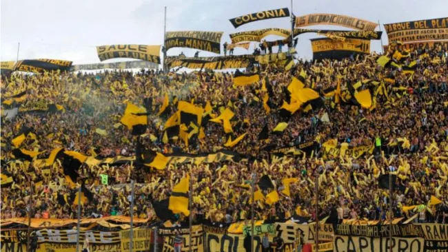 Seguidores del Peñarol apoyando a su equipo