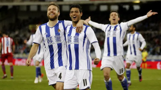 Carlos Vela festeja con sus compañeros de la Real Sociedad