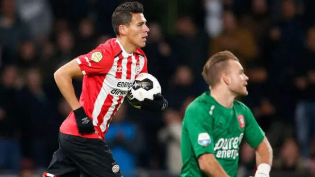 Héctor Moreno se lleva el balón tras anotar un gol