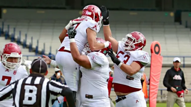 Jugadores de Águilas Blancas celebran durante el juego contra Pumas CU