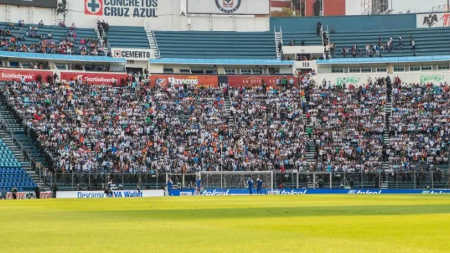 La afición de Tuzos en la cabecera sur del Azul