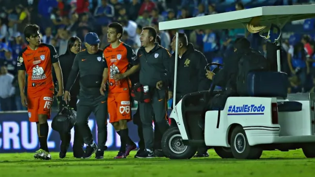 Lozano es auxiliado por el cuerpo médico