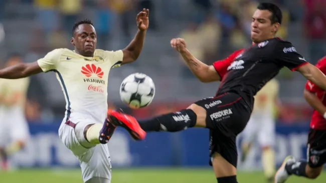 Ibarra pelea el balón en medio campo