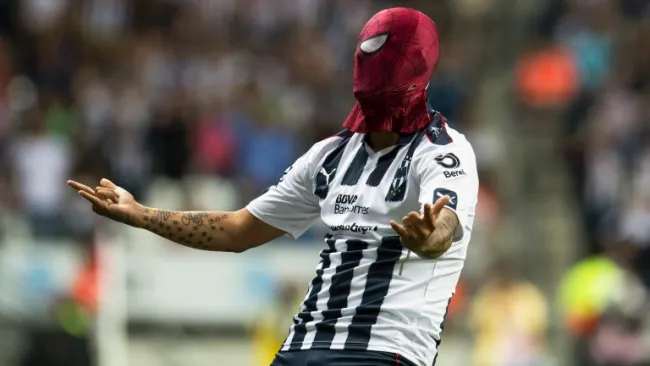 Edwin Cardona celebra su gol con una mascara de Spider Man
