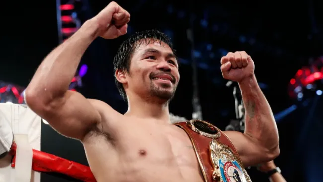 Pacquiao alza los brazos en señal de triunfo