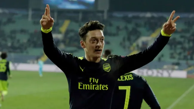 Mesut Ozil celebra su gran gol en Champions League frente al Ludogorest