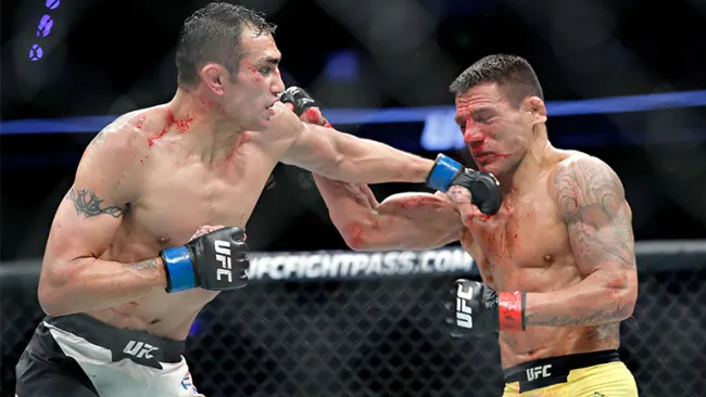 Tony Ferguson le da un golpe a Dos Anjos