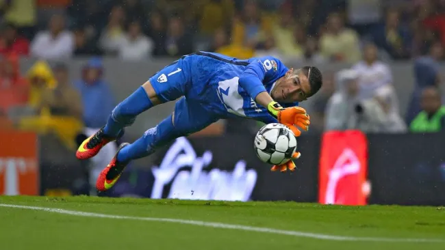 Alejandro Palacios ataja un balón con un gran lance
