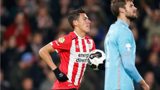 Héctor Moreno corre con el balón tras empatar el duelo del PSV