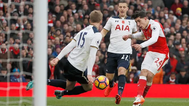 Héctor Bellerín realiza un disparo en partido contra Tottenham