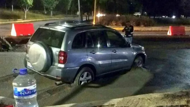 La camioneta de la mujer queda atorada en el cemento