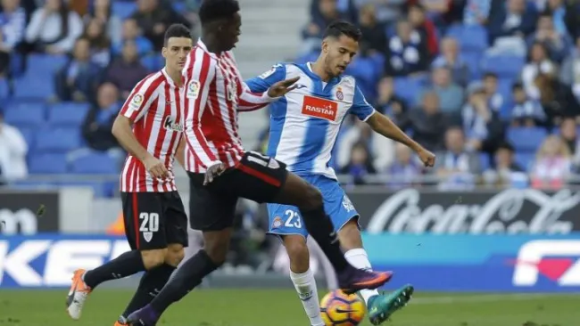 Diego Reyes disputa un esférico con el Espanyol en La Liga