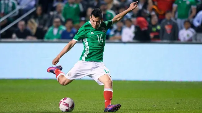 Hirving Lozano golpea el balón en el juego amistoso México vs Panamá