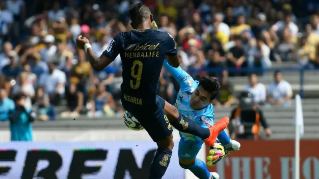 Fidel Martínez remata al arco durante el encuentro