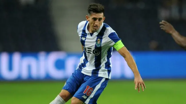 Herrera conduce el balón durante un partido del Porto