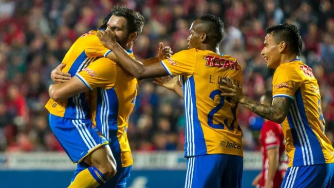 Jugadores de Tigres celebran un gol 