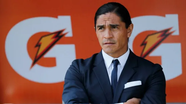 Francisco Palencia observa el juego entre Pumas y Morelia en la J16 del A2016