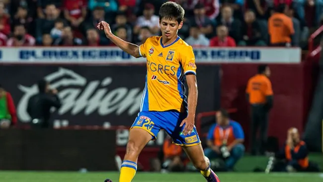 Jürgen Damm conduce el balón durante juego contra Xolos