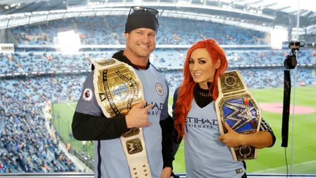 Becy Lynch y Dolph Ziggler visitan al Manchester City