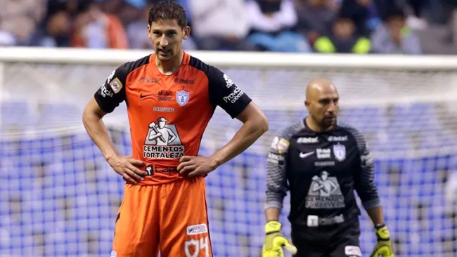 Omar González, durante partido de Pachuca