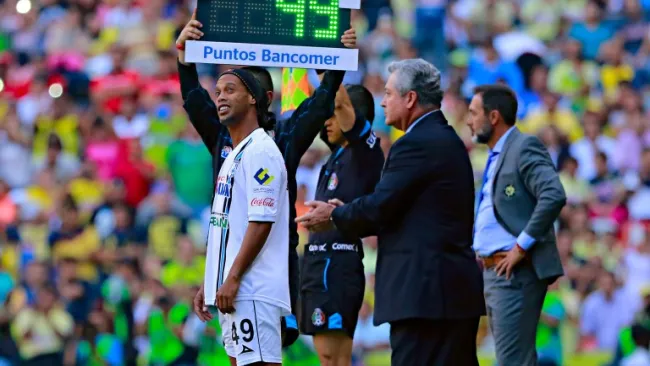 Ronaldinho y Vucetich en un partido de Gallos