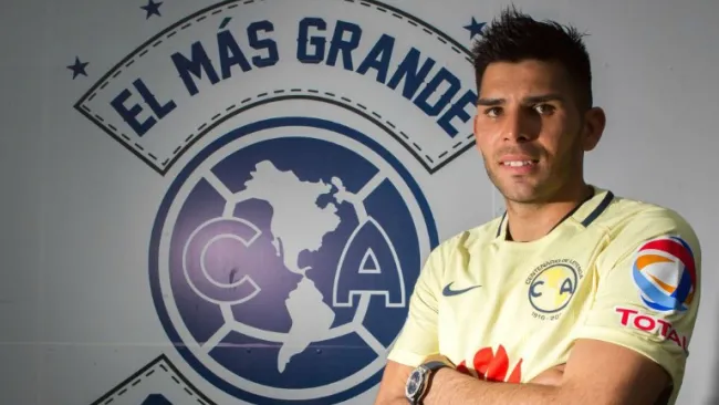 Silvio Romero posando para la lente de RÉCORD con el escudo del América de fondo