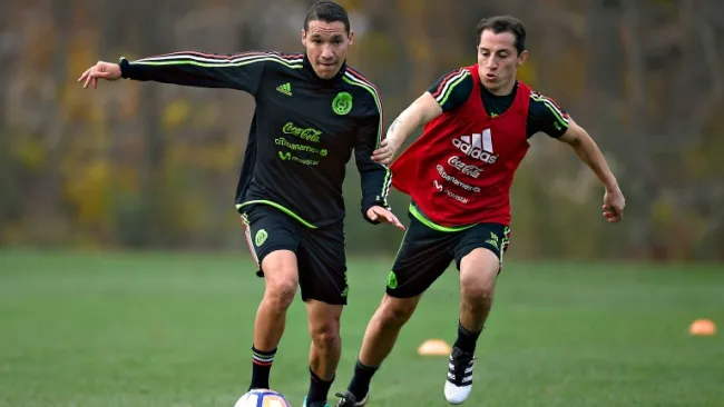 Jesús Dueñas pelea por el balón con Andrés Guardado 