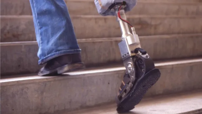 Hombre con prótesis sube escaleras 