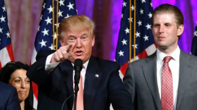 Donald Trump junto a su hijo Eric en un evento político