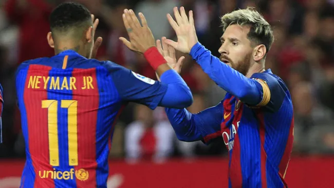 Neymar y Messi festejan un gol en juego del Barcelona 