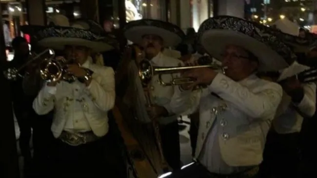 Mariachi Sol Mixteco toca afuera de la Torre Trump