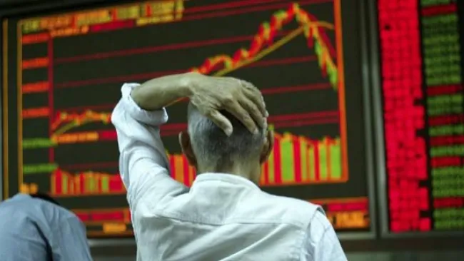 Corredor de bolsa mira la pantalla de operaciones