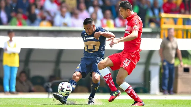 Javier Cortés intenta pasar el balón