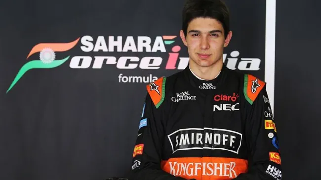 Esteban Ocon posa con su nueva escudería Force India